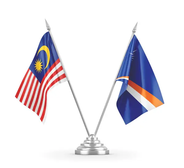 Bandeiras de mesa das Ilhas Marshall e Malásia isoladas em renderização 3D branca — Fotografia de Stock