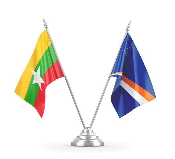 Banderas de mesa de las Islas Marshall y Myanmar aisladas en renderizado 3D blanco — Foto de Stock