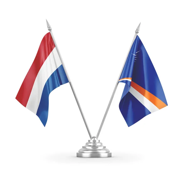 Isole Marshall e Paesi Bassi bandiere da tavolo isolate su rendering 3D bianco — Foto Stock