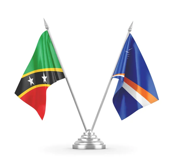 Banderas de mesa de las Islas Marshall y San Cristóbal y Nieves aisladas en blanco — Foto de Stock