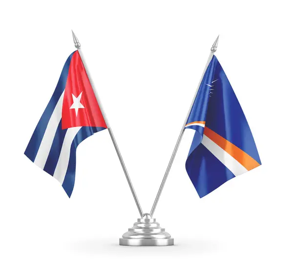 Маршаллові острови та кубинські настільні прапори ізольовані на білому 3D рендерингу — стокове фото