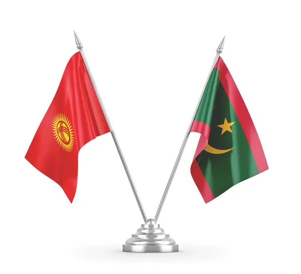 Banderas de mesa de Mauritania y Kirguistán aisladas en renderizado 3D blanco — Foto de Stock