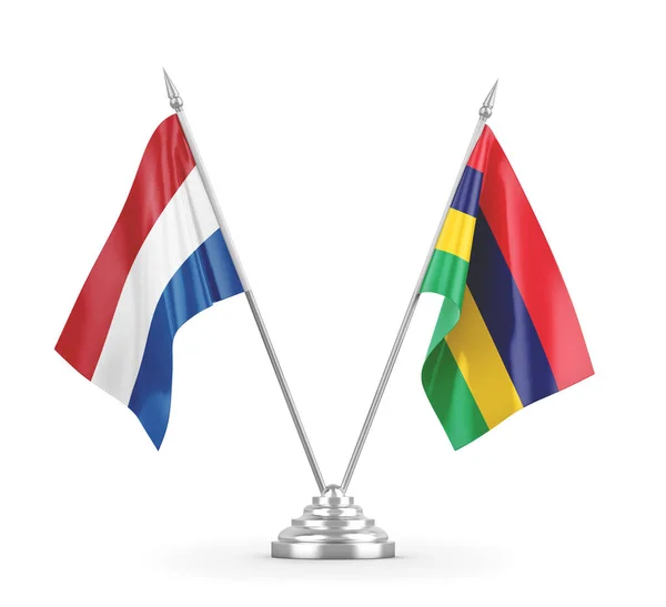 Mauritius en Nederland tafelvlaggen geïsoleerd op witte 3D rendering — Stockfoto