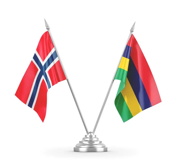 Mauritius ve Norveç masa bayrakları beyaz 3D görüntüleme üzerinde izole edildi — Stok fotoğraf