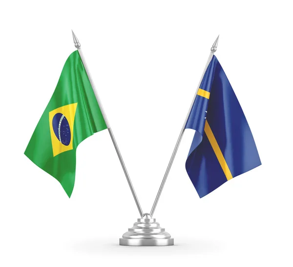 Banderas de mesa Nauru y Brasil aisladas en renderizado 3D blanco — Foto de Stock