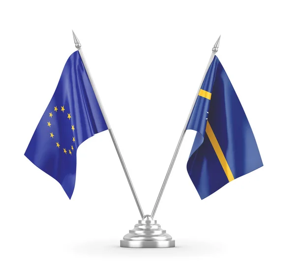 Nauru och Europeiska unionens bordsflaggor isolerade på vit 3D-rendering — Stockfoto
