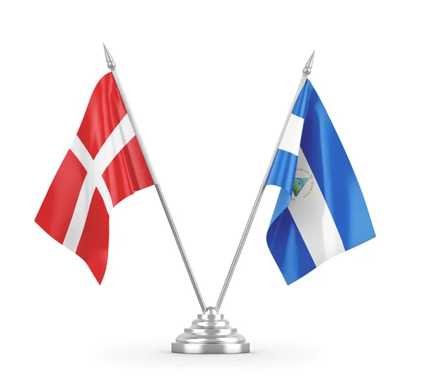 Нікарагуа і Данія настільні прапори ізольовані на білому 3D рендерингу — стокове фото