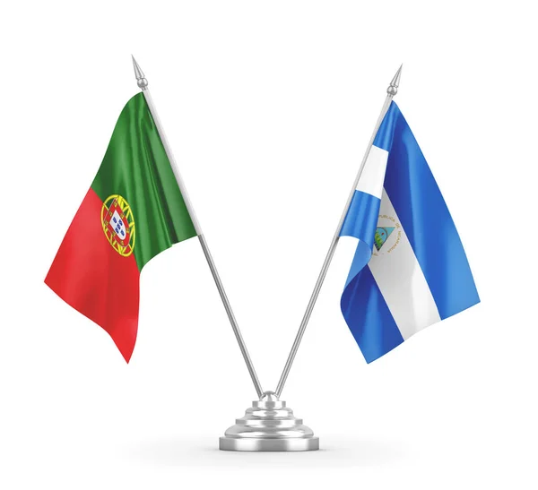 ニカラグアとポルトガルのテーブルフラグは、白い3Dレンダリングに分離 — ストック写真