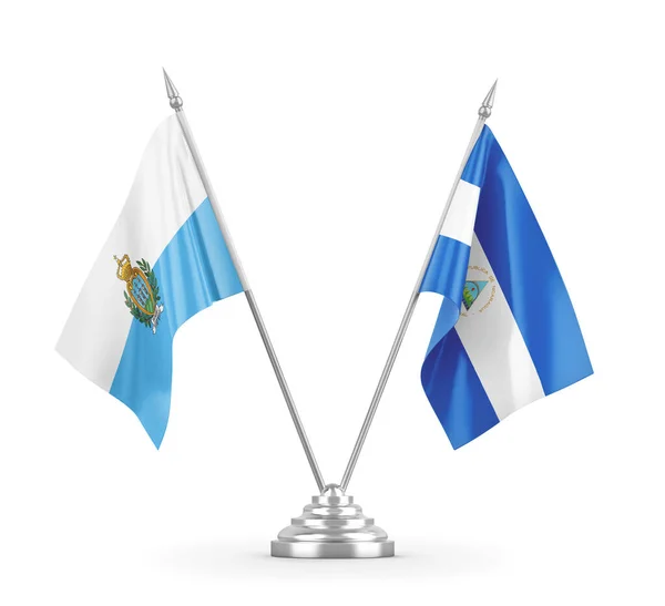 Bandiere da tavolo Nicaragua e San Marino isolate su rendering 3D bianco — Foto Stock