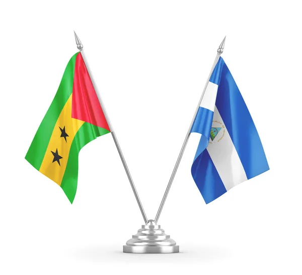 Banderas de mesa Nicaragua y Santo Tomé y Príncipe aisladas en renderizado 3D blanco — Foto de Stock