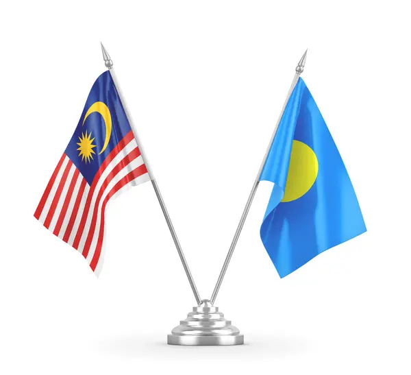 Bandeiras de mesa de Palau e Malásia isoladas em renderização 3D branca — Fotografia de Stock