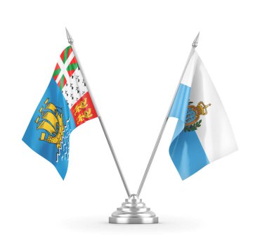 San Marino, Saint Pierre ve Miquelon masa bayrakları beyazlar üzerinde izole edilmiş.