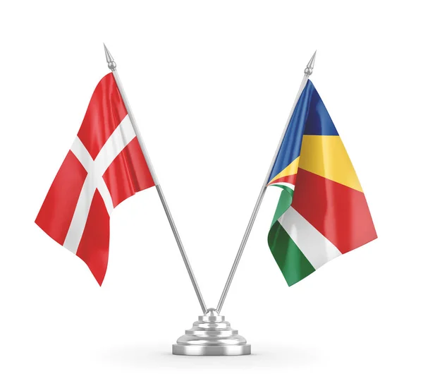 Drapeaux de table Seychelles et Danemark isolés sur un rendu 3D blanc — Photo