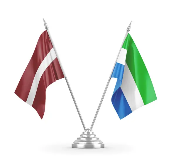 Banderas de mesa Sierra Leona y Letonia aisladas en renderizado 3D blanco —  Fotos de Stock
