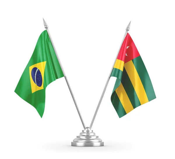 Bandeiras de mesa Togo e Brasil isoladas em renderização 3D branca — Fotografia de Stock