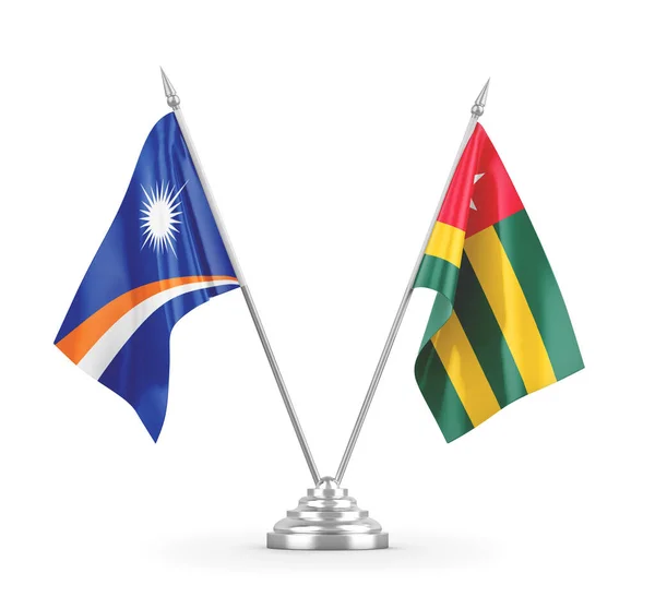 Banderas de mesa Togo y Marshall Islands aisladas en renderizado 3D blanco — Foto de Stock