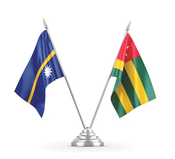 Banderas de mesa Togo y Nauru aisladas en renderizado 3D blanco — Foto de Stock