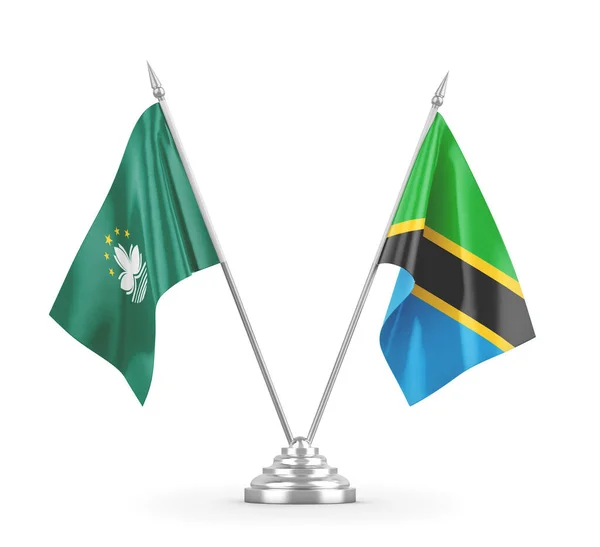 탄자니아와 마카오의 테이블 플래그는 흰색 3D 렌더링에 분리되었다. — 스톡 사진