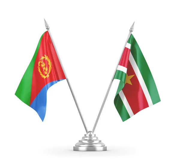 Banderas de mesa Surinam y Eritrea aisladas en renderizado 3D blanco — Foto de Stock