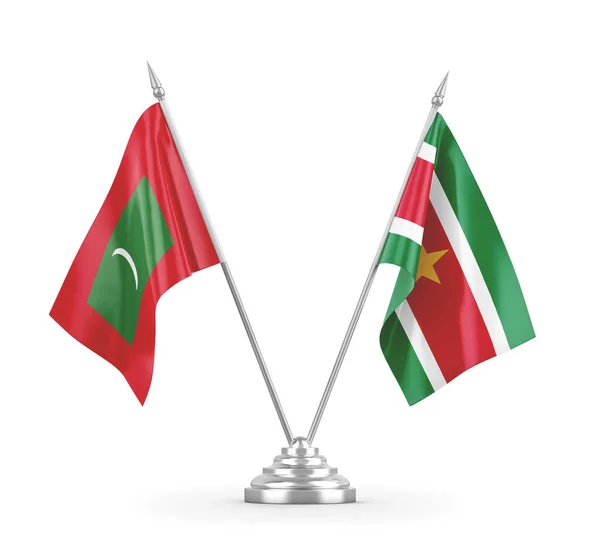 Banderas de mesa Surinam y Maldivas aisladas en renderizado 3D blanco — Foto de Stock