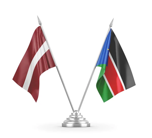 南スーダンとラトビアのテーブルフラグは、白い3Dレンダリングに分離 — ストック写真