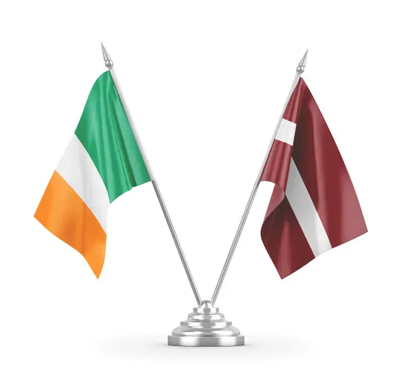 Σημαίες επιτραπέζιες της Λετονίας και της Ιρλανδίας απομονωμένες σε λευκό 3D σύστημα — Φωτογραφία Αρχείου