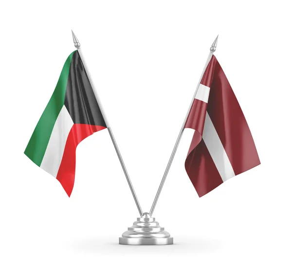 Lettland und Kuwait Tischfahnen isoliert auf weißem 3D-Rendering — Stockfoto