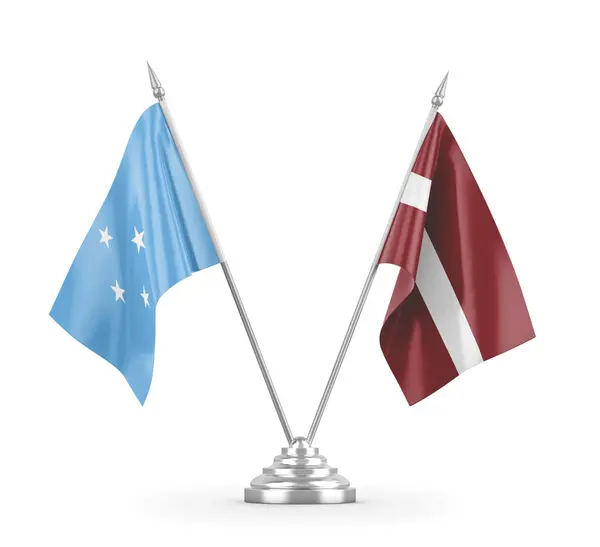 Латвія і Мікронезія настільні прапори ізольовані на білому 3D рендерингу — стокове фото