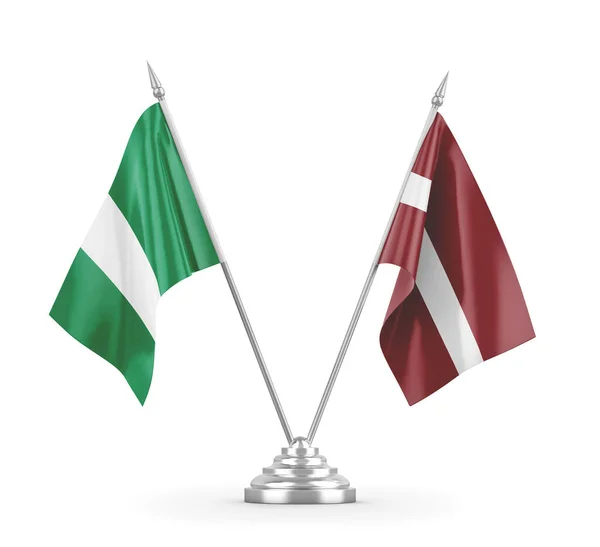 Латвія і Нігерія настільні прапори ізольовані на білому 3D рендерингу — стокове фото