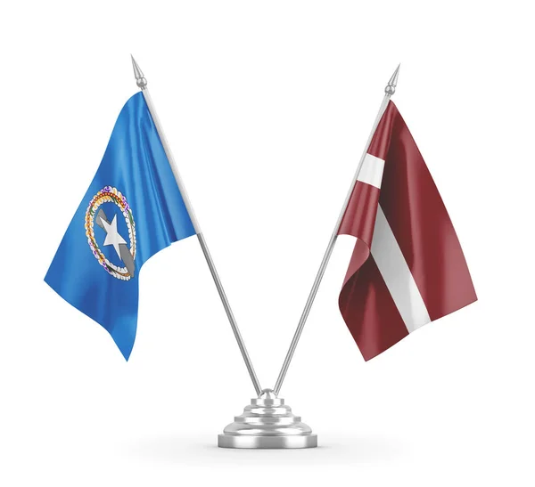 Letonya ve Kuzey Mariana Adaları masa bayrakları beyaz 3D görüntüleme üzerinde izole — Stok fotoğraf