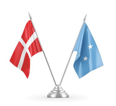 Mikronezya ve Danimarka masa bayrakları beyaz 3D görüntüleme üzerinde izole edildi