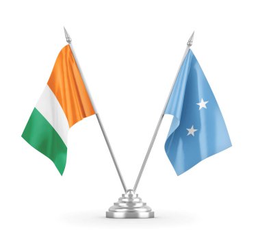 Mikronezya ve Cote dIvoire Fildişi Sahil Masası Bayrakları beyaz üzerine izole edilmiş