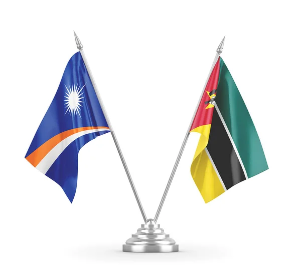 Banderas de mesa Mozambique e Islas Marshall aisladas en renderizado 3D blanco — Foto de Stock