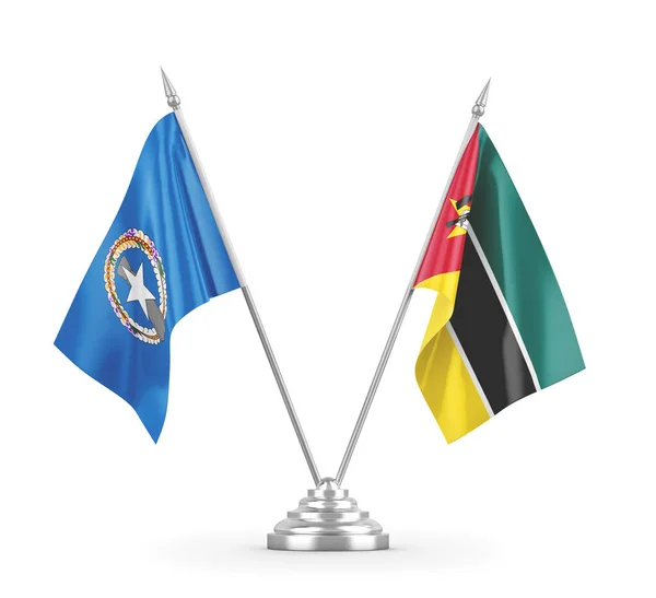 Banderas de mesa Mozambique y las Islas Marianas del Norte aisladas en blanco — Foto de Stock
