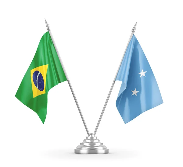 Banderas de mesa Micronesia y Brasil aisladas en renderizado 3D blanco — Foto de Stock
