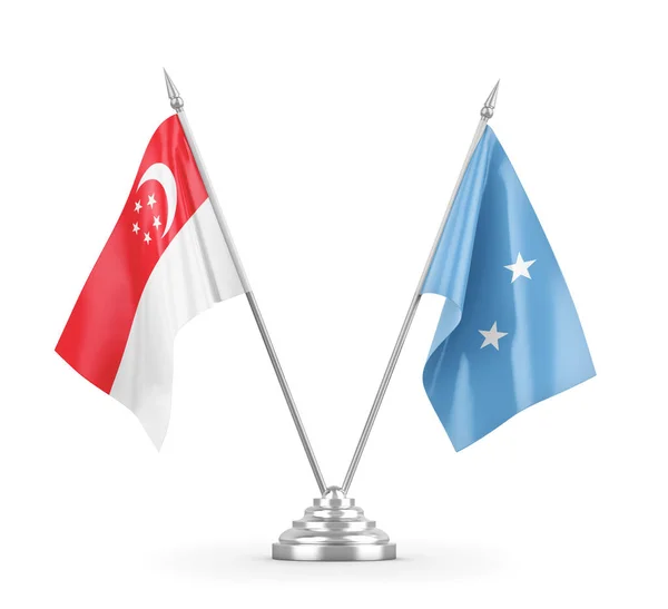 Bandiere da tavolo Micronesia e Singapore isolate su rendering 3D bianco — Foto Stock