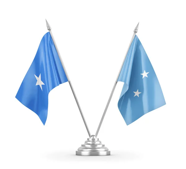 Мікронезія і сомалійські табличні прапори ізольовані на білому 3D рендерингу — стокове фото