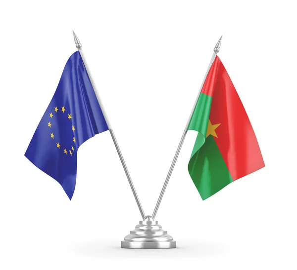 Burkina Faso y las banderas de mesa de la Unión Europea aisladas en renderizado 3D blanco — Foto de Stock