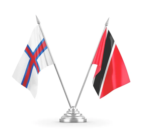 Bandiere da tavolo Trinidad e Tobago e Isole Faroe isolate su rendering 3D bianco — Foto Stock