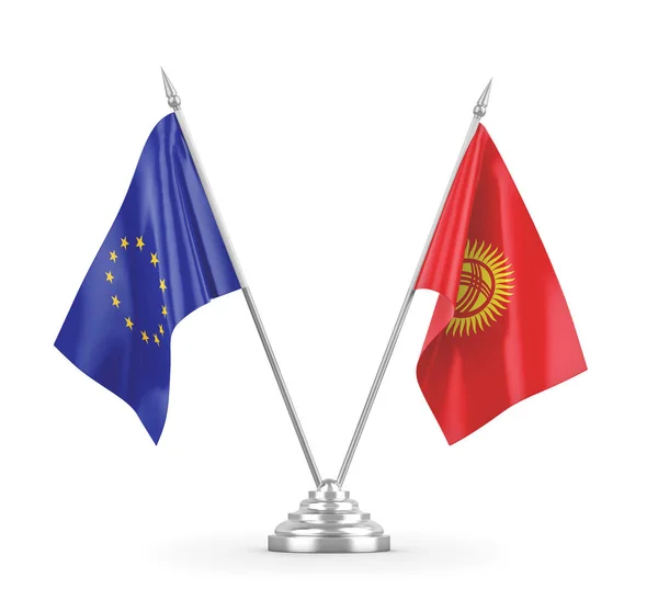 Banderas de mesa de Kirguistán y la Unión Europea aisladas en renderizado 3D blanco — Foto de Stock