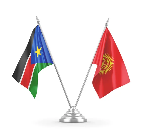 Banderas de mesa Kirguistán y Sudán del Sur aisladas en renderizado 3D blanco — Foto de Stock