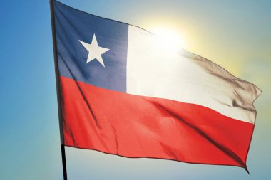 Şili bayrağı güneşin önünde rüzgarda dalgalanıyor