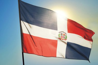 Dominik Cumhuriyeti bayrağı güneşin önünde rüzgarda dalgalanıyor