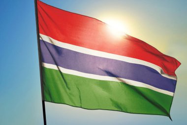 Gambiya bayrağı güneşin önünde rüzgarda dalgalanıyor