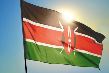Kenya bayrağı güneşin önünde rüzgarda dalgalanıyor