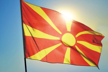 Makedonya bayrağı güneşin önünde rüzgarda dalgalanıyor