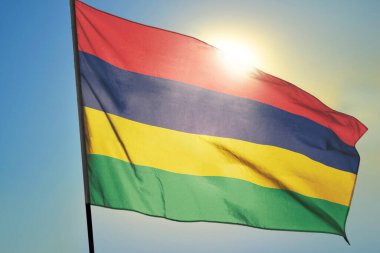 Mauritius bayrağı güneşin önünde rüzgarda dalgalanıyor.