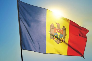 Moldova bayrağı güneşin önünde rüzgarda dalgalanıyor