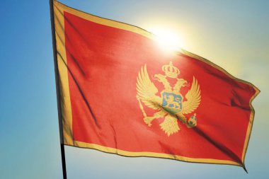 Karadağ bayrağı güneşin önünde rüzgarda dalgalanıyor