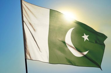 Pakistan bayrağı güneşin önünde rüzgarda dalgalanıyor